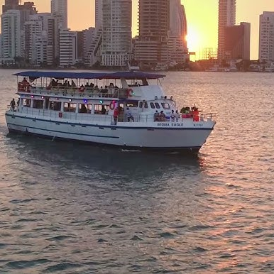 Tour Bahía - Atardecer en Barco Bequia